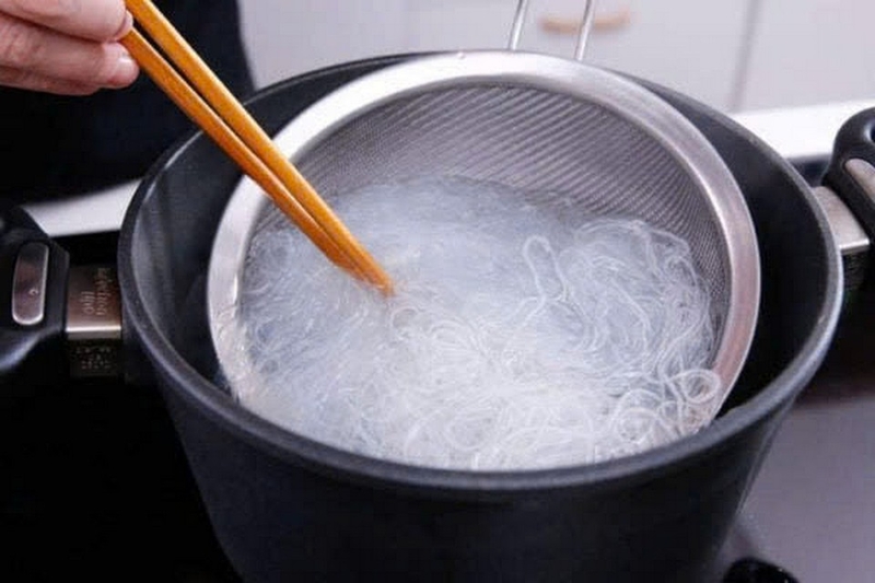 Cách xào miến không bị dính ảnh 2