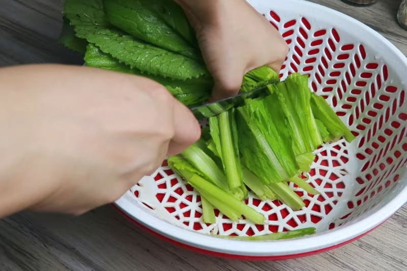sơ chế cải bẹ xanh xào thịt heo