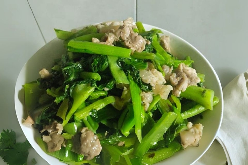 cải bẹ xanh xào thịt heo ngon hấp dẫn