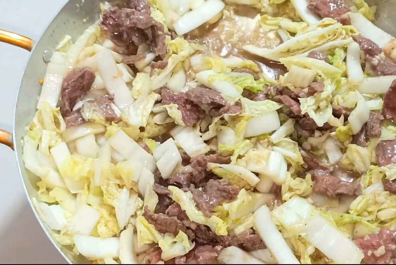 Cho thịt bò vào xào chung