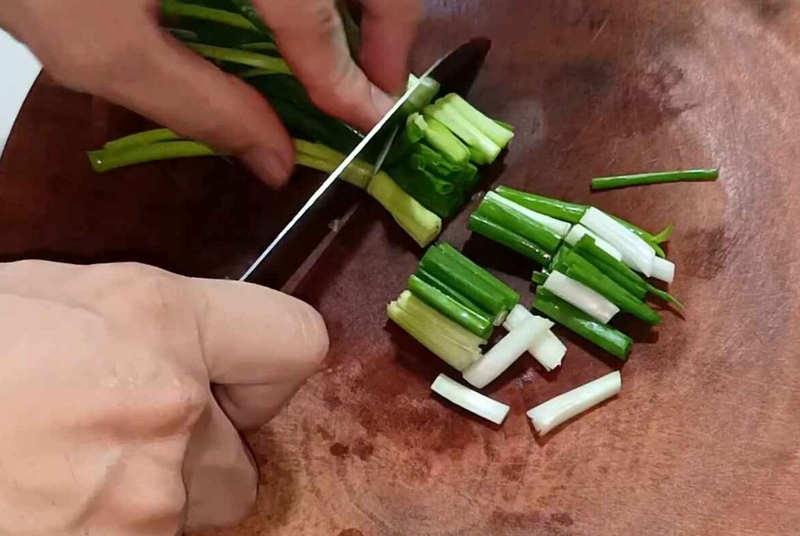 Hành lá cắt thành khúc