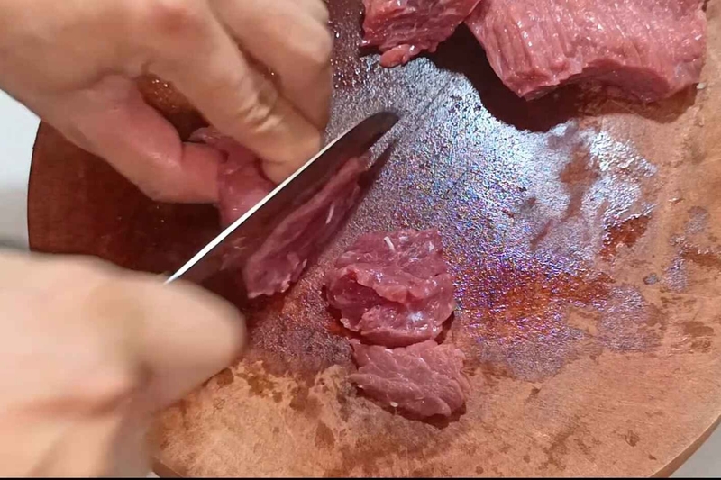 Thái thịt thành những lát mỏng