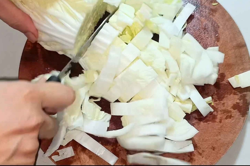 Cắt cải thảo thành từng khúc
