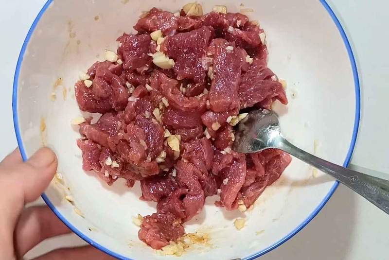 Trộn đều tất cả gia vị với thịt bò