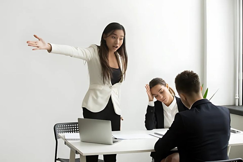 cầm đèn chạy trước ô tô trong công sở