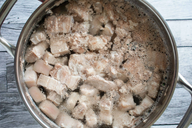 Cắm đũa kiểm tra thịt luộc chín 1