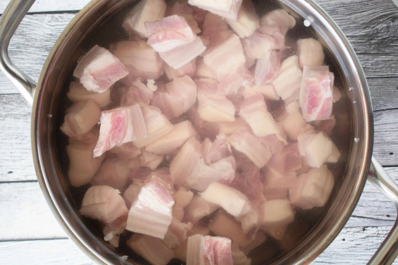 Cắm đũa kiểm tra thịt luộc chín 4