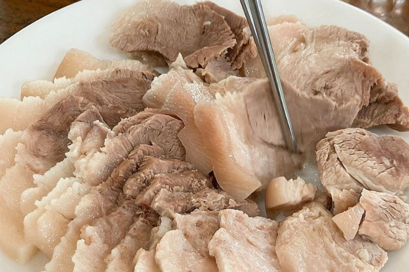 Cắm đũa kiểm tra thịt luộc chín