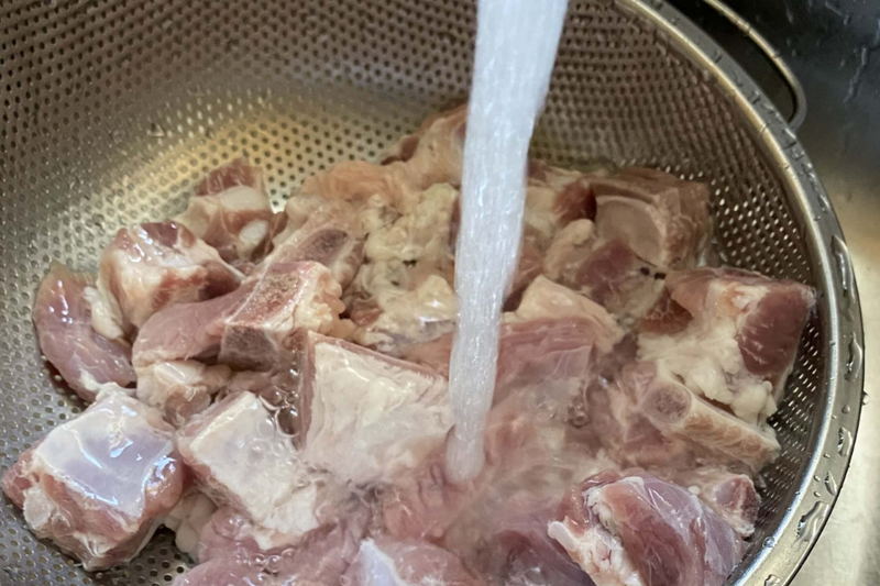 Cắm đũa kiểm tra thịt luộc chín 3