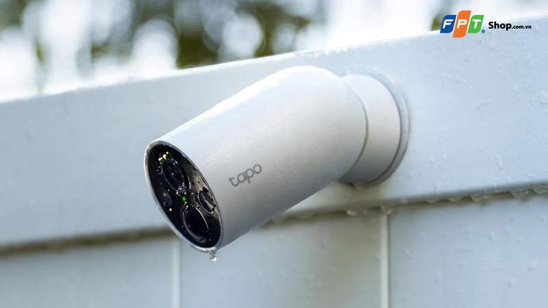 Camera Tapo gắn ngoài trời với giọt nước trên thân và mặt trước