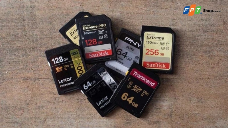 Các thẻ nhớ SD dung lượng 64GB, 128GB và 256GB đặt cạnh nhau