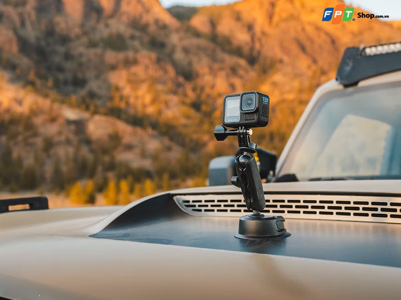 Camera hành động gắn bằng đế hút trên nắp ca-pô ô tô