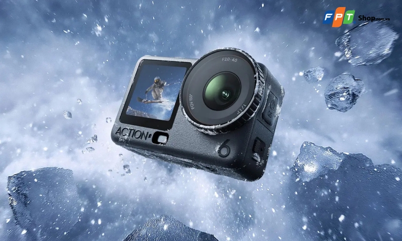 Camera hành động có màn hình phía trước trong khung cảnh băng tuyết minh họa
