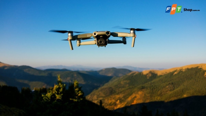 Flycam bốn cánh quạt bay phía trên cảnh đồi núi