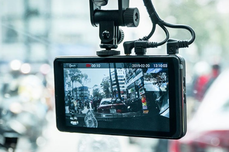 Thẻ nhớ, bộ nguồn và dịch vụ kết nối là những khoản chi phí nên tính thêm ngoài giá mua camera