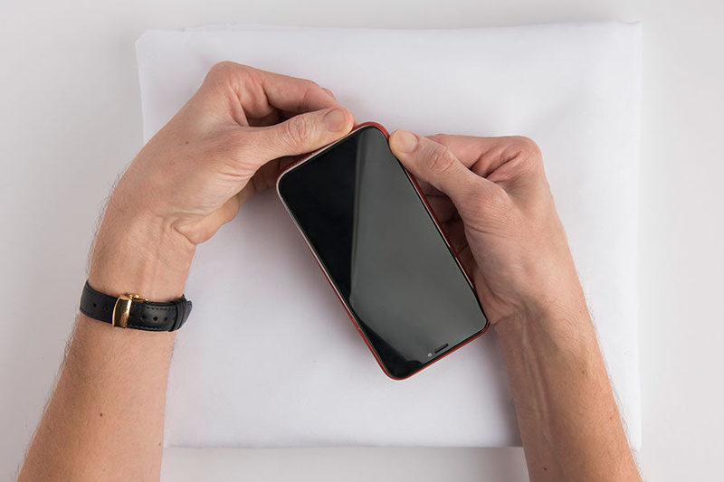 Tháo ốp lưng và kiểm tra kính bảo vệ camera