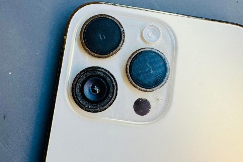 Mặt kính camera bị dính bẩn hoặc trầy xước