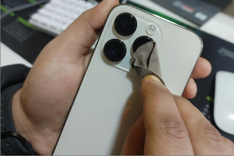 Vệ sinh mặt kính camera