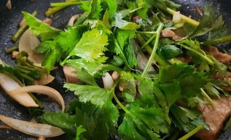Cần tây xào thịt heo ảnh 3