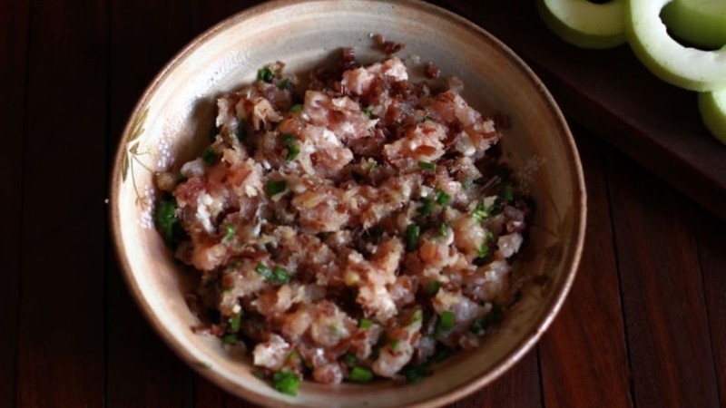 Bước 2: Làm nhân thịt và nhồi vào bầu