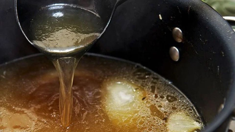 Bước 2: Nấu nước dùng