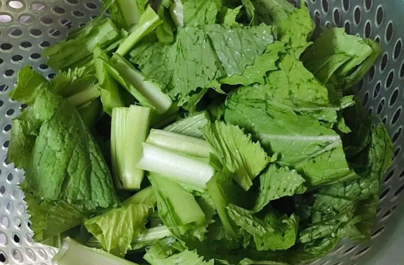 canh cải bẹ xanh nấu tôm ảnh 2