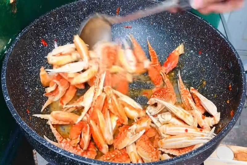 Canh cần tây càng ghẹ ảnh 5