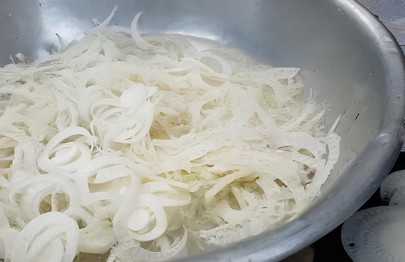 Thái chuối thành từng lát mỏng