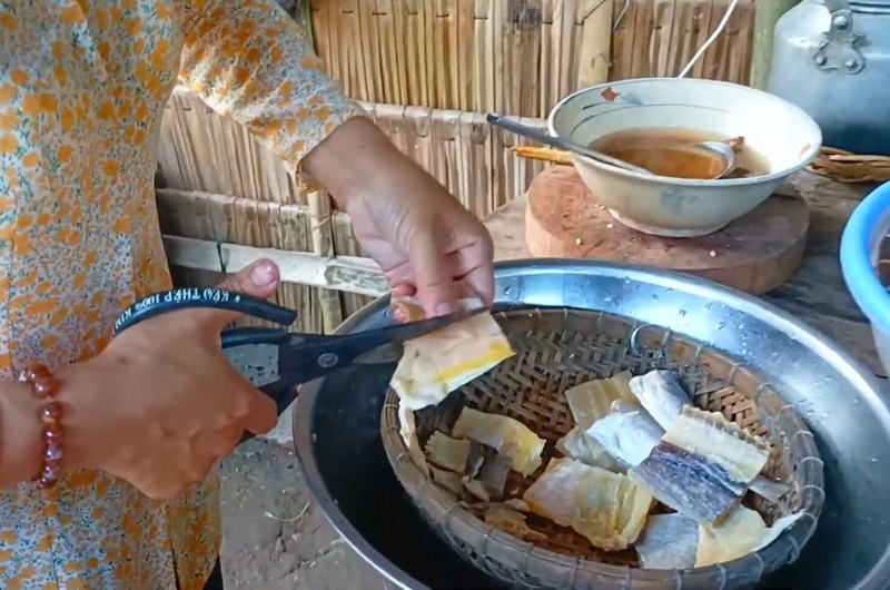 Khô cá dứa cắt thành miếng vừa ăn