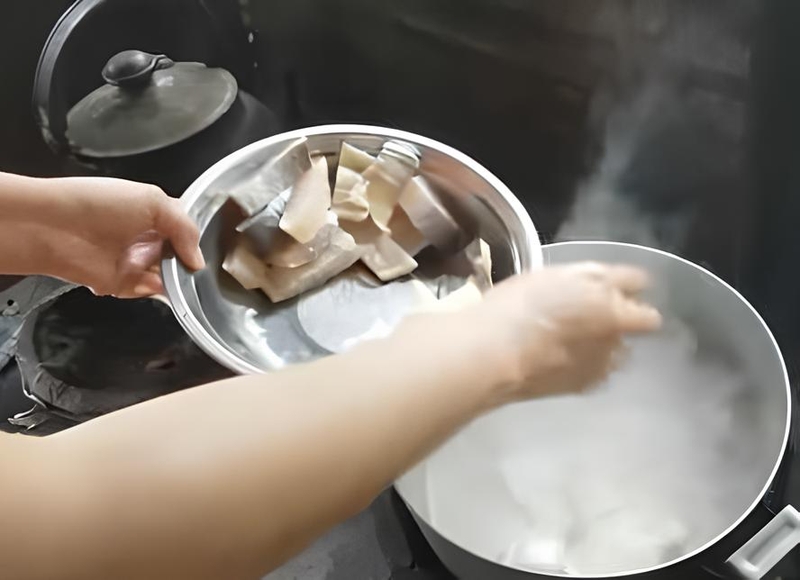 Thả khô cá dứa vào nồi