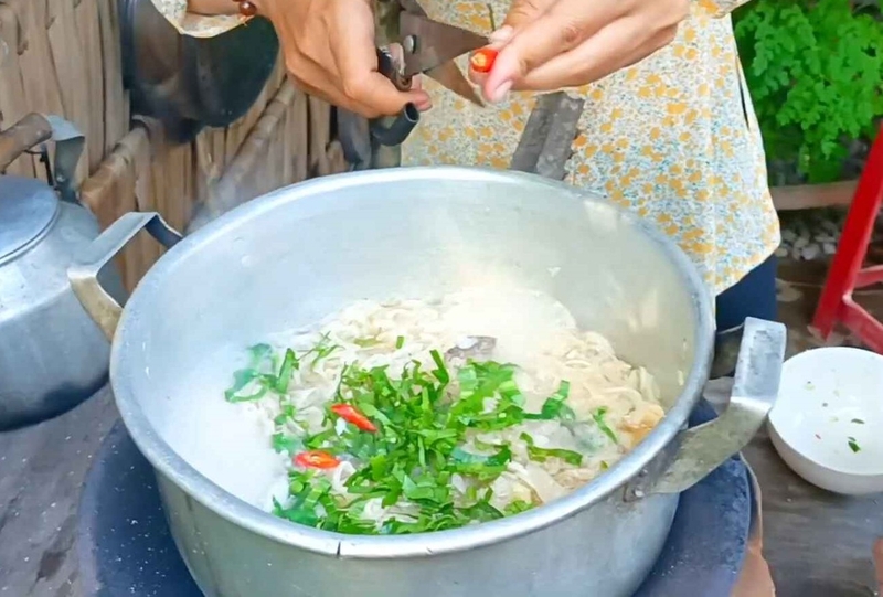 Thêm hành lá và ớt vào