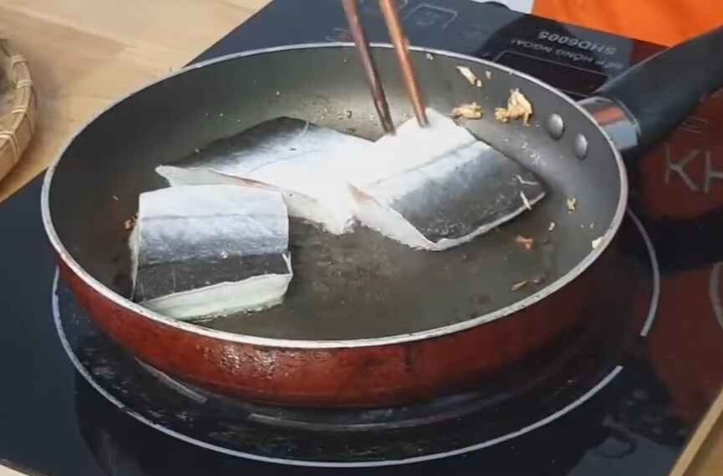 Chiên khô cá dứa
