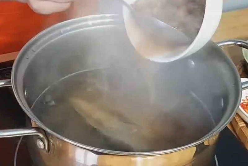 Đổ phần nước cốt me vào nồi