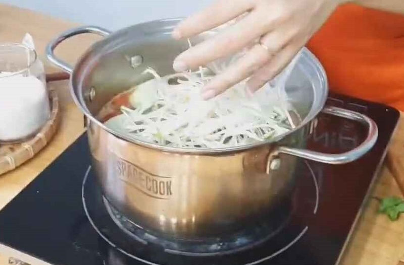 Cho dọc mùng, đậu bắp và giá đỗ vào nồi