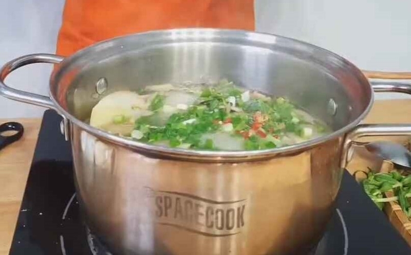 Cho hành lá, ớt cắt nhỏ vào nồi