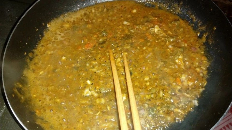 Bước 4: Xào gạch cua