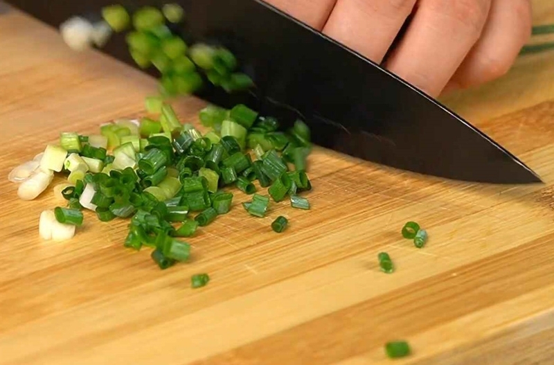 Cắt hành lá thành những khúc vừa ăn