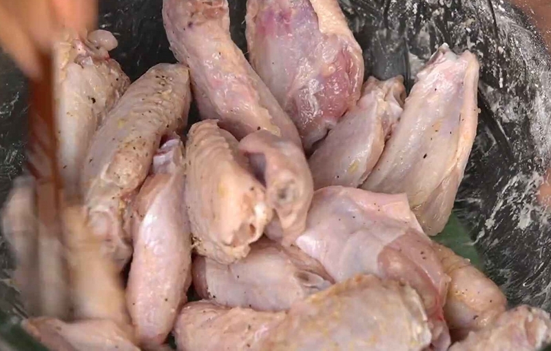 Cho vào tô 1/4 gói bột chiên giòn