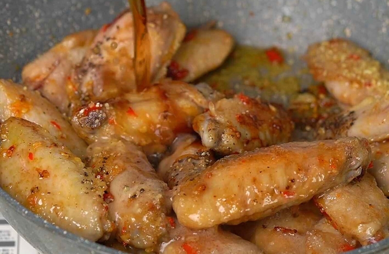Cho nước ngọt xá xị vào chảo