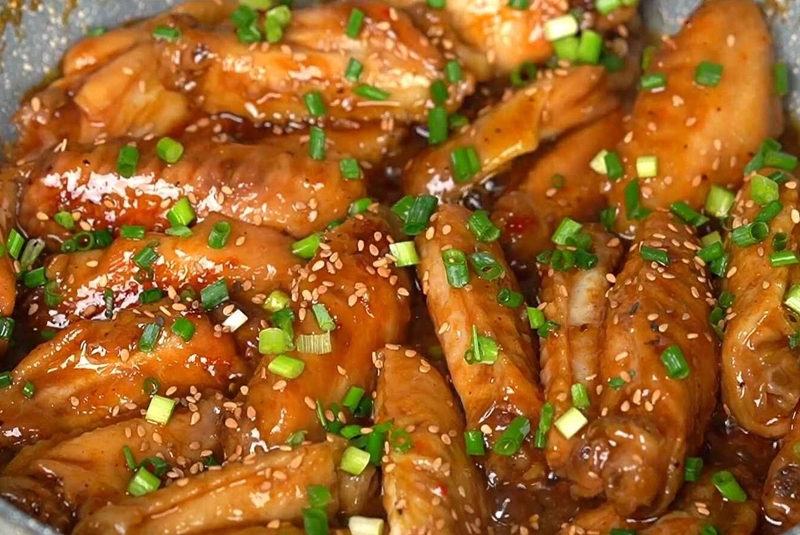 Cho hành lá đã cắt khúc vào