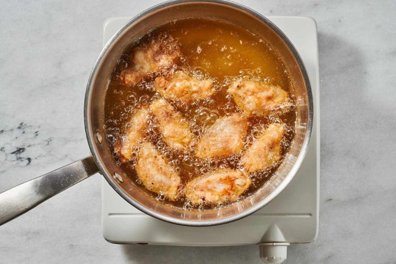 Bước 2: Chiên cánh gà giòn rụm