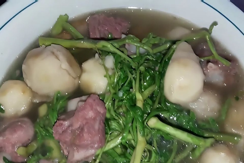canh khoai sọ rau rút nấu sườn thơm hấp dẫn
