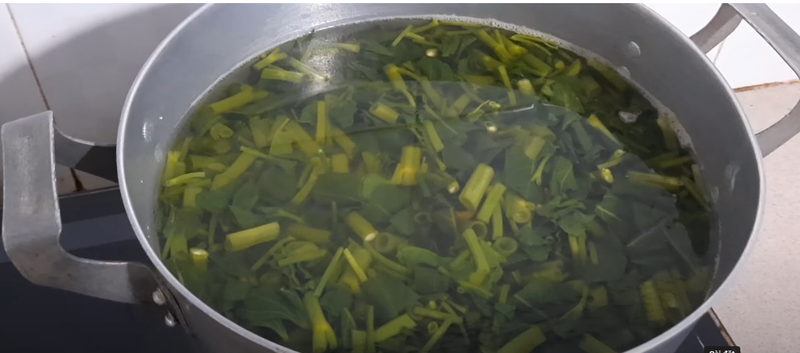 Canh rau muống nấu tôm (ảnh 6)