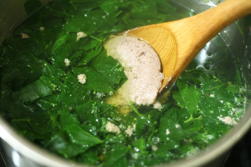Nấu canh riêu tép rau ngót