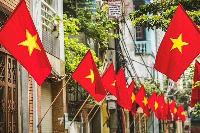 Ảnh cờ đỏ sao vàng kết hợp caption đầy niềm tự hào