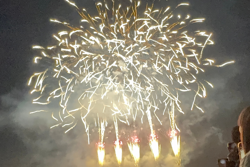 Caption ngắm pháo hoa 2026 hài hước