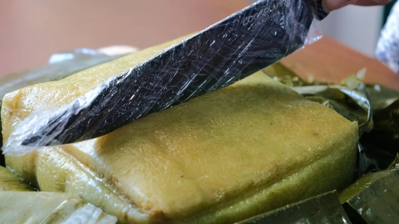 Cắt bánh chưng bằng lạt hay dao (ảnh 5)