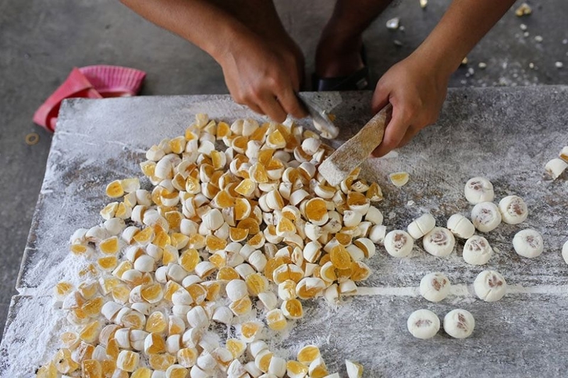 cắt kẹo cau Huế