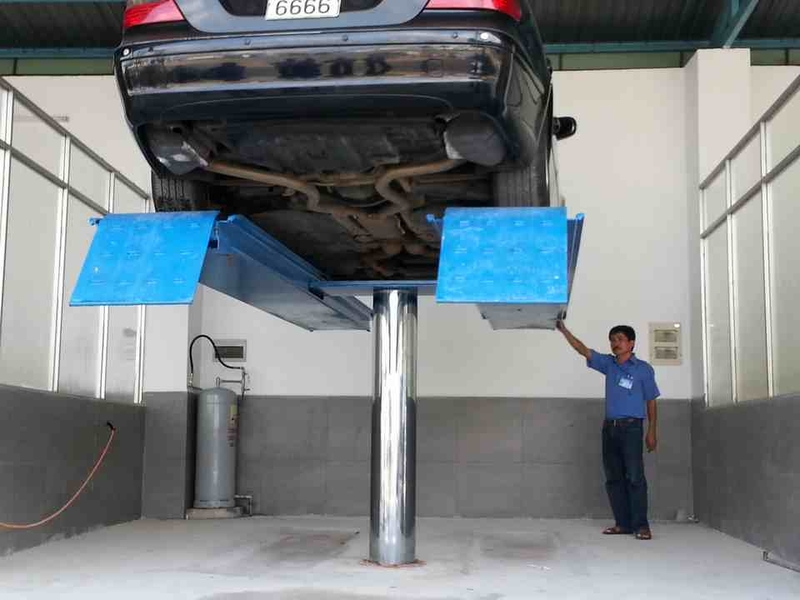 Cầu nâng sử dụng cơ chế thủy lực hoặc điện