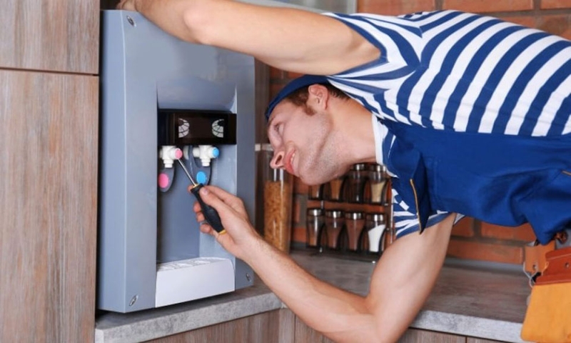 C&acirc;y nước n&oacute;ng lạnh bị tr&agrave;n nước - 04